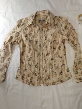 Floral Cream Long-sleeved Button-Down Shirt with Shaping Darts Detail PS